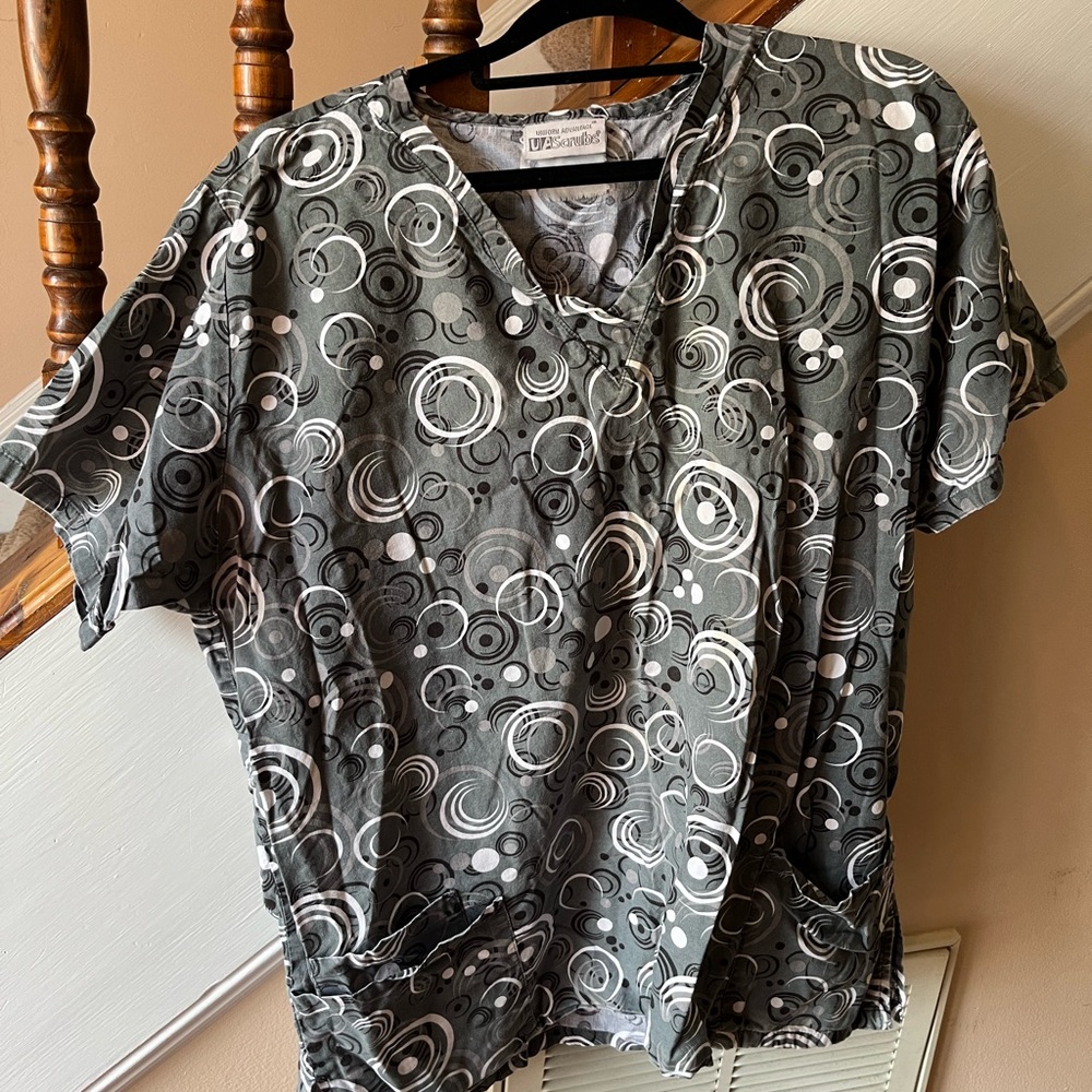 Uniform Advantage Black White and Gray Swirl Women's Scrub Top Healthcare